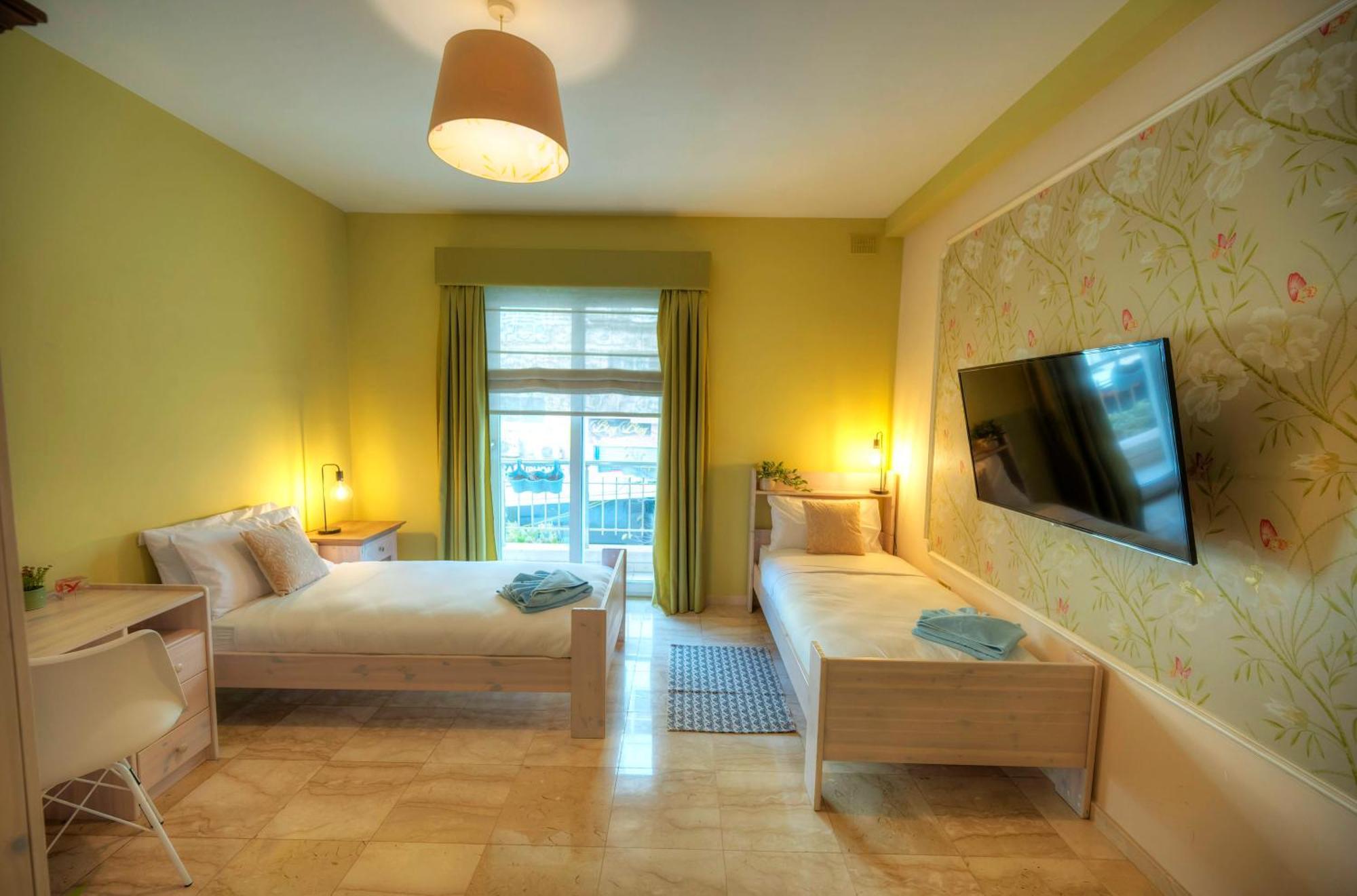 Spacious Seafront 3bedrooms, Sea View Balcony Gotax-1 * Ta Xbiex