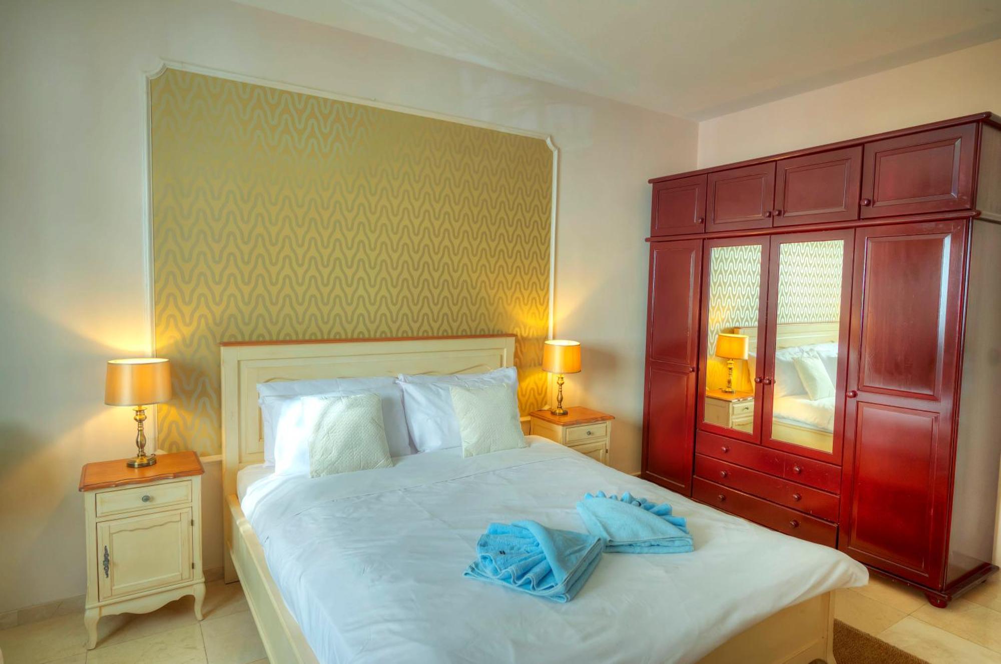 Spacious Seafront 3bedrooms, Sea View Balcony Gotax-1 *