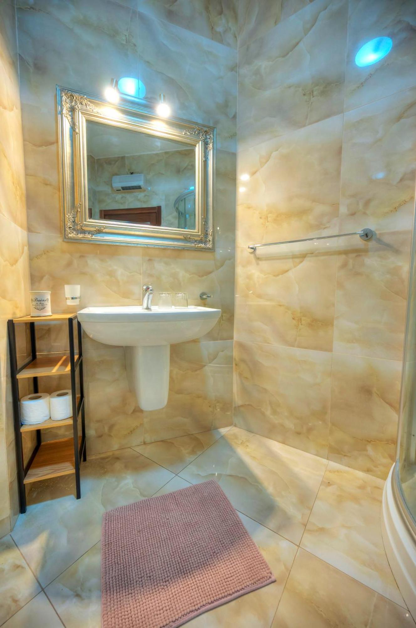 Spacious Seafront 3bedrooms, Sea View Balcony Gotax-1 *
