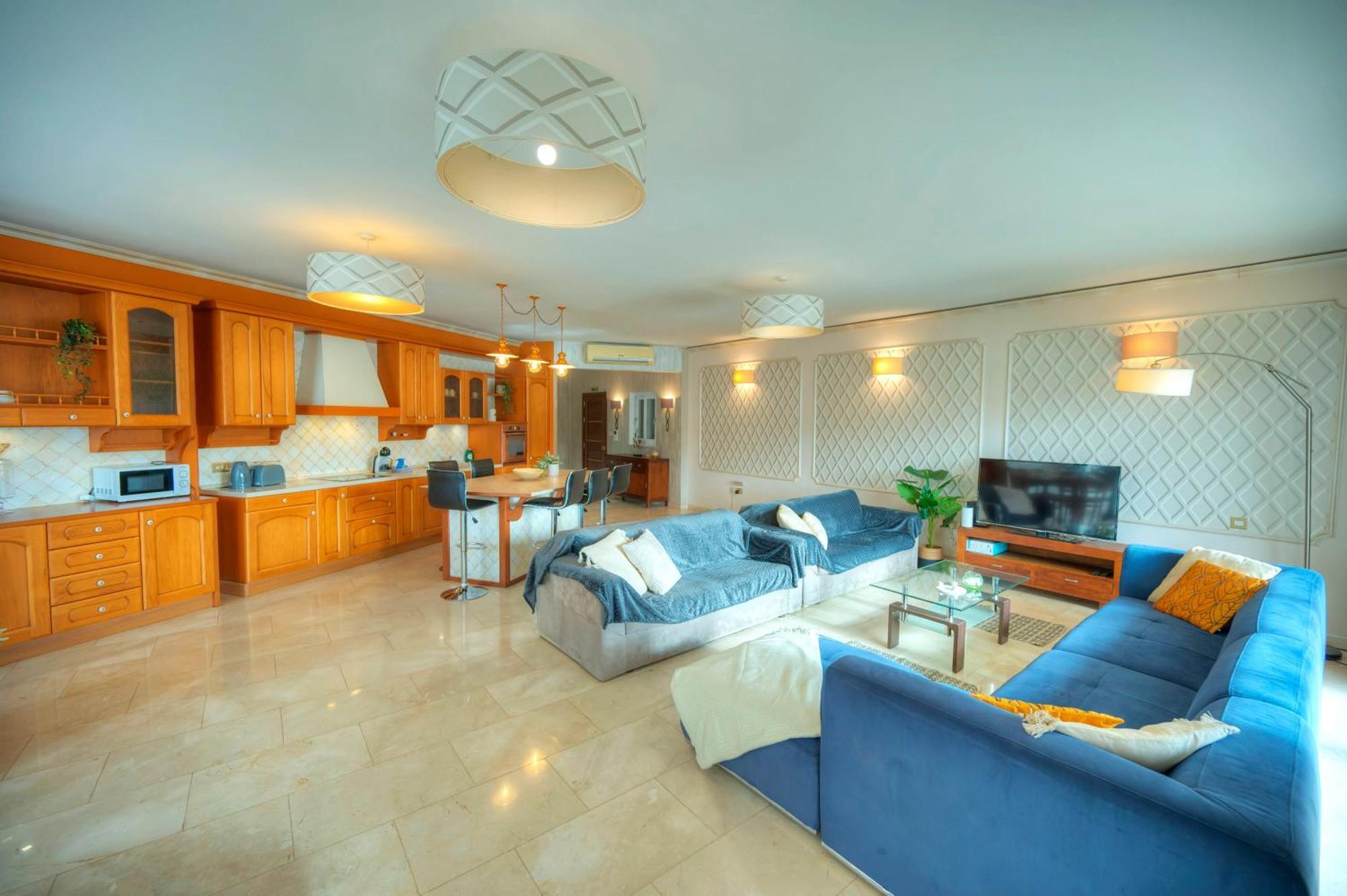Spacious Seafront 3bedrooms, Sea View Balcony Gotax-1 Apartment *