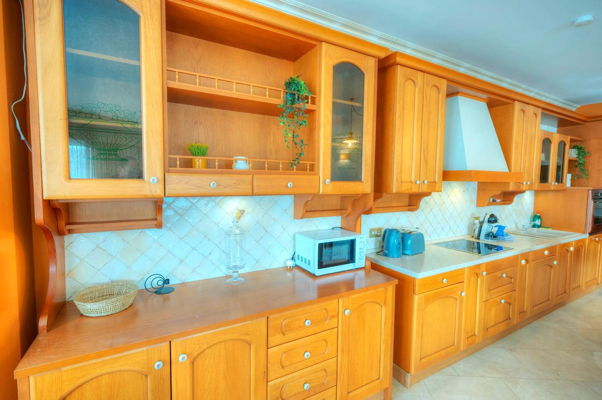 Spacious Seafront 3bedrooms, Sea View Balcony Gotax-1 *