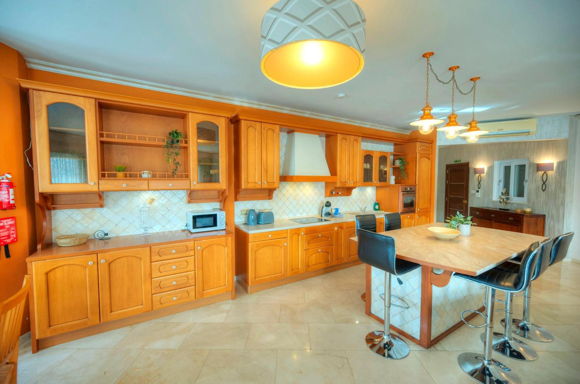 Spacious Seafront 3bedrooms, Sea View Balcony Gotax-1 Apartment *