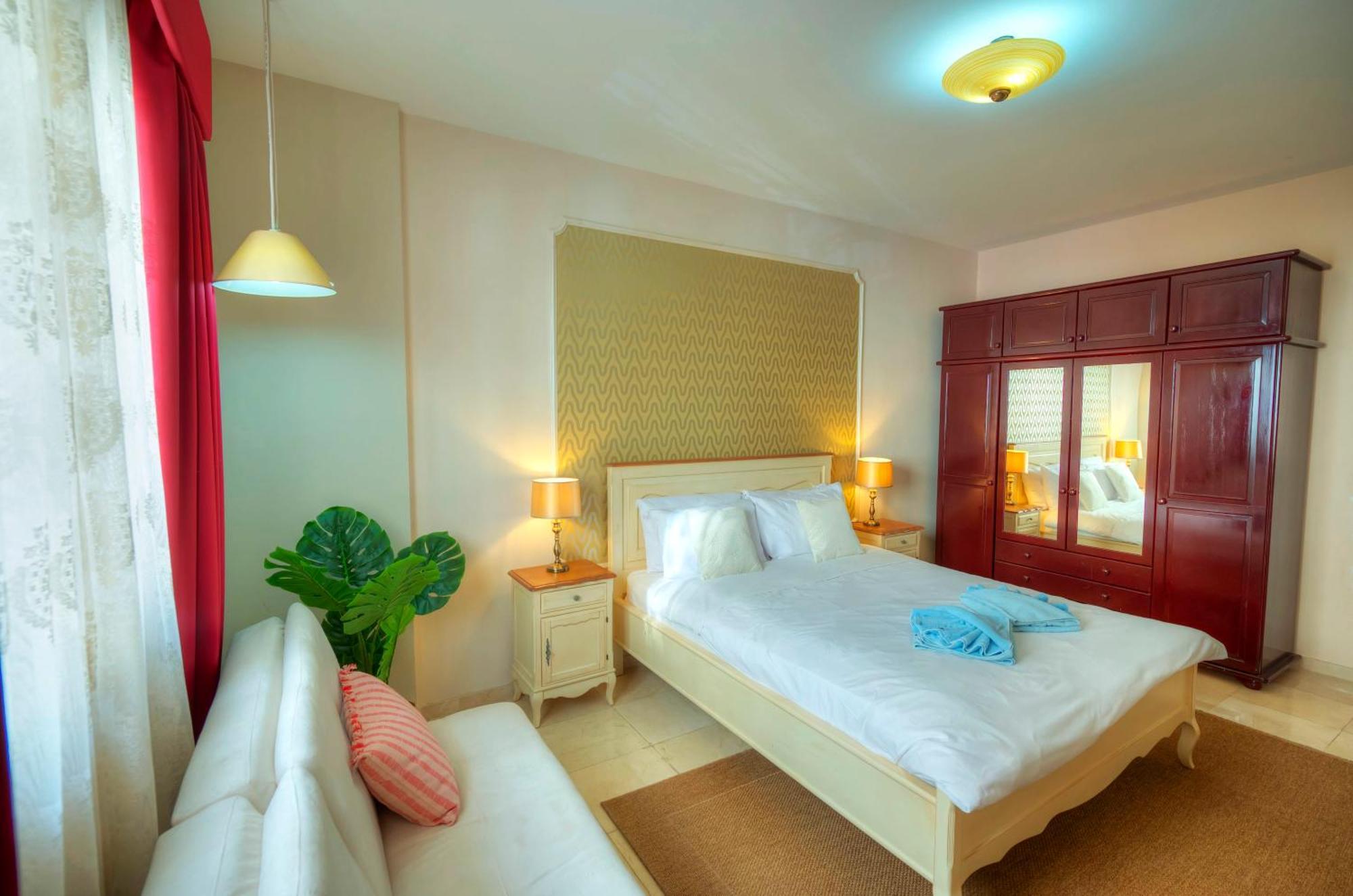 Spacious Seafront 3bedrooms, Sea View Balcony Gotax-1 Ta Xbiex